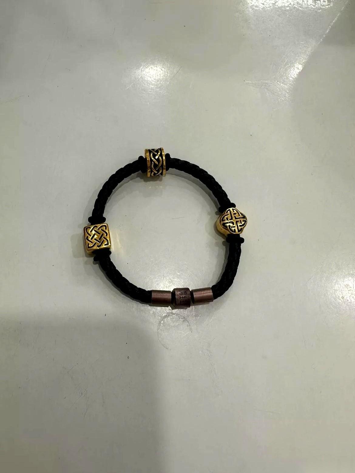 凌晨三点的广州鬼市，老板把一串黄灿灿的链子扔在旧桌布上，吸铁石在上面反复扫了几遍