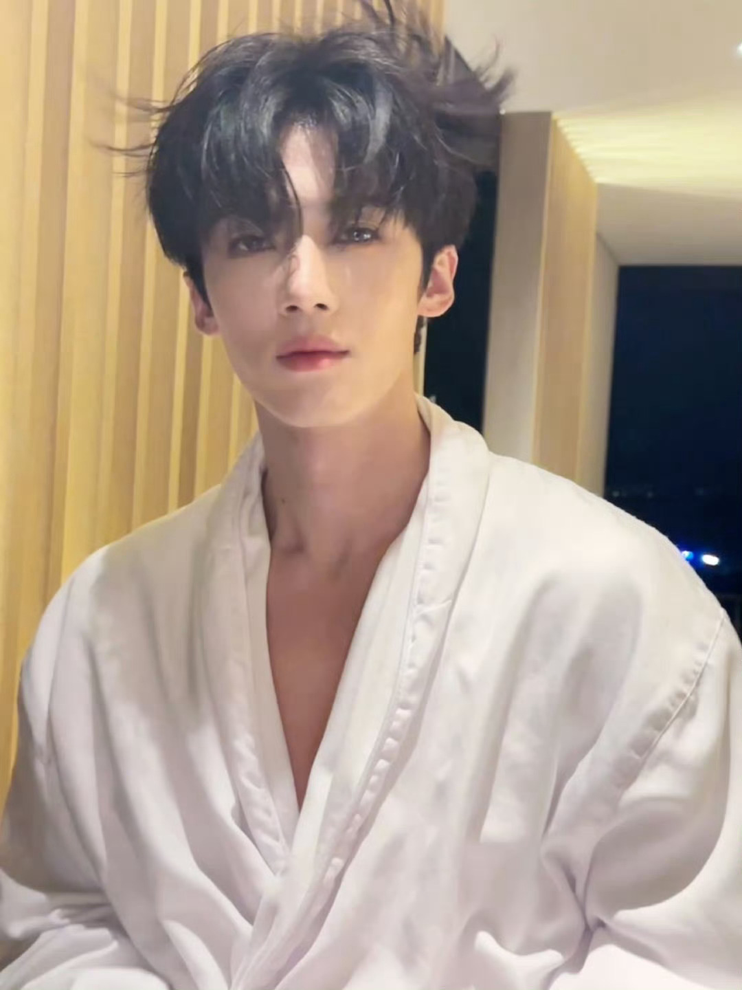 闫桉发了一组浴！袍！照！这就是我晚上冲浪的福利吗🥵闫桉你不要太会！！既然发都发