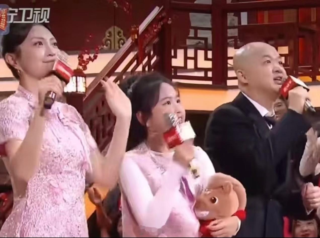 包贝尔一家 看提词器看一下网友发的一些视频片段感觉不光是包贝尔一家看提词器演员唱