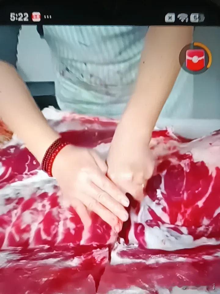 猪肉七角二分一斤，这得追溯到上世纪七都不多，普遍就几十块钱。当时百姓生活简单朴素