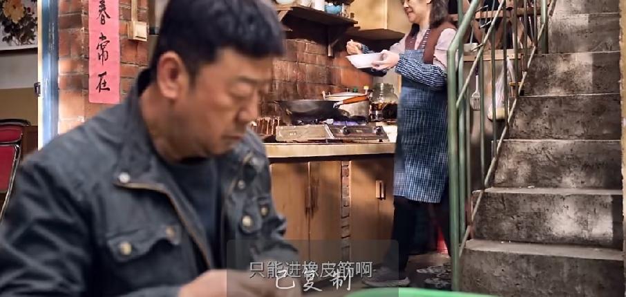 《生逢其时》的生活化细节做得特别好。
两位角色日常对话的时候手上都是干着活的，细