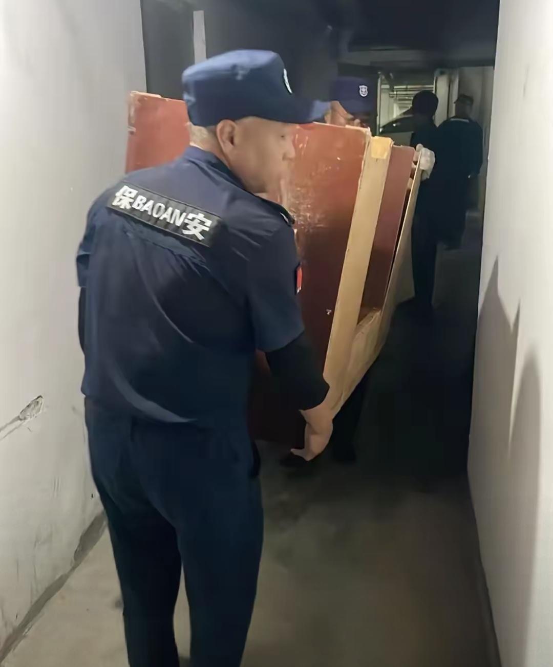 前天新来的保安今天走了，干了两天工资也不要了。就因为帮客户搬家具给磕坏了，业主要