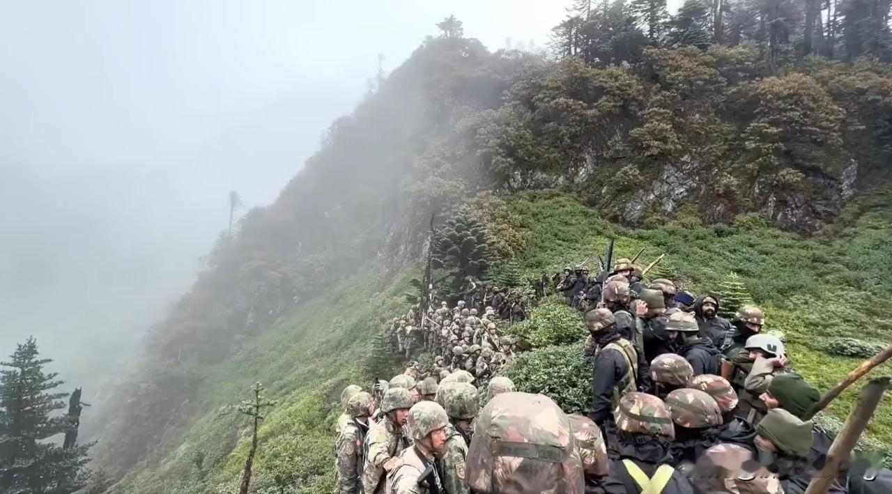 这两天网络上传播的中印边境紧张画面，中国领土寸步不让，向中国军人致敬。印度人是记