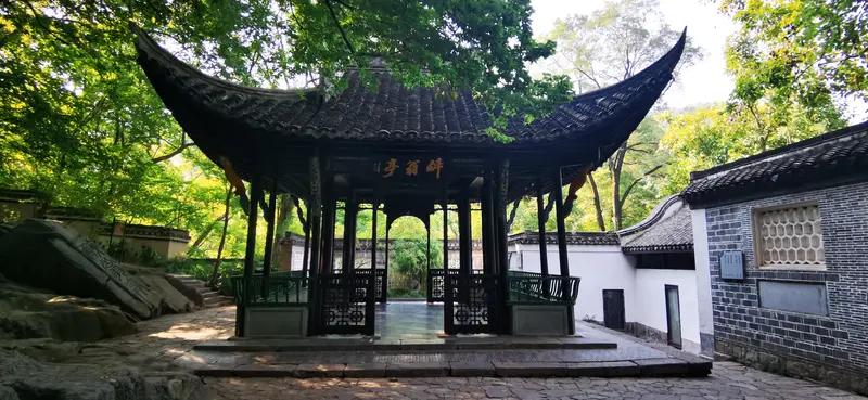 上联：欧阳修醉翁亭
下联：诸葛亮孔明灯
横批？

看到“欧阳修醉翁亭”和“诸葛亮