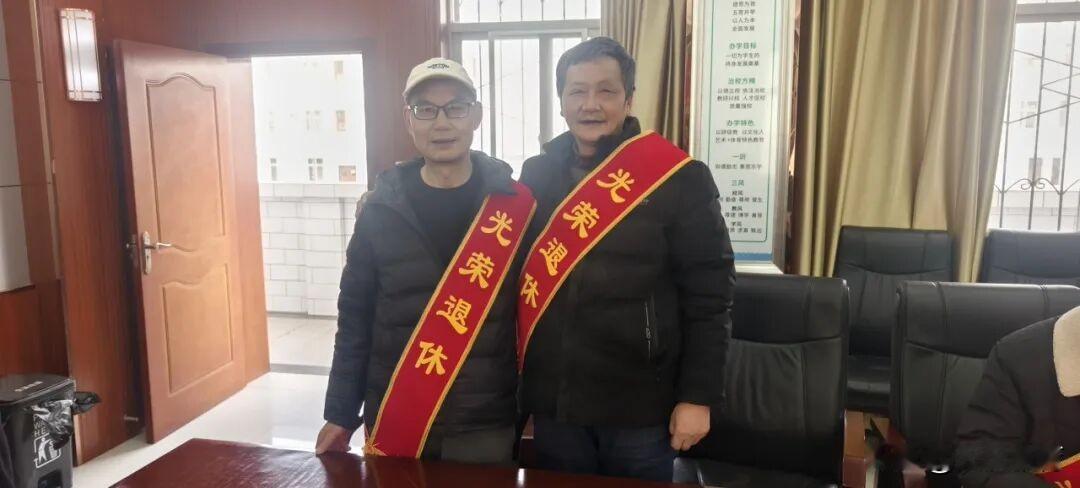 汉中市第四中学退休教师欢送会圆满举行。汉四中工会举办的退休教师欢送茶话会，于 2