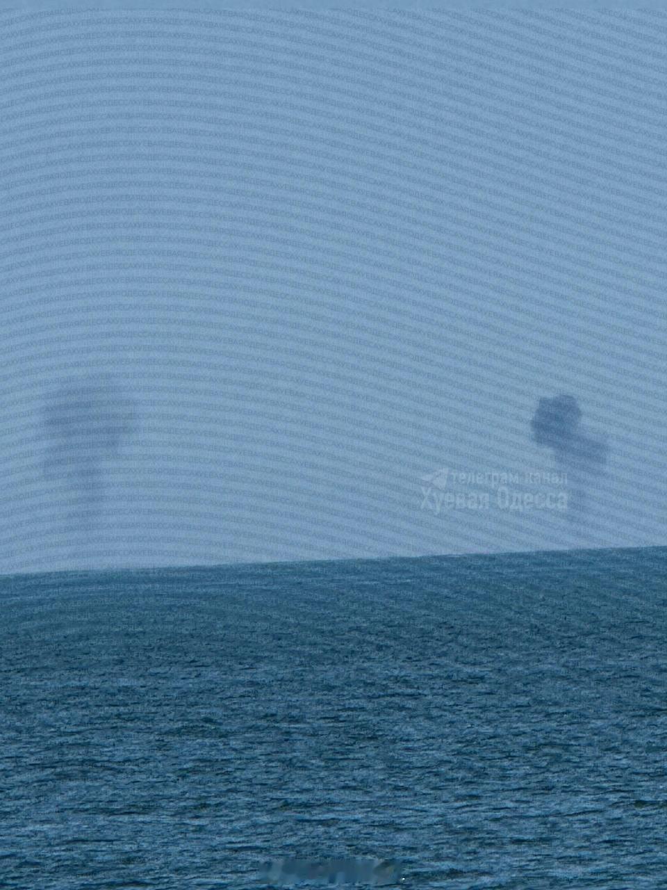 乌克兰敖德萨近海，俄国人也使用无人机袭击了几艘船只。 