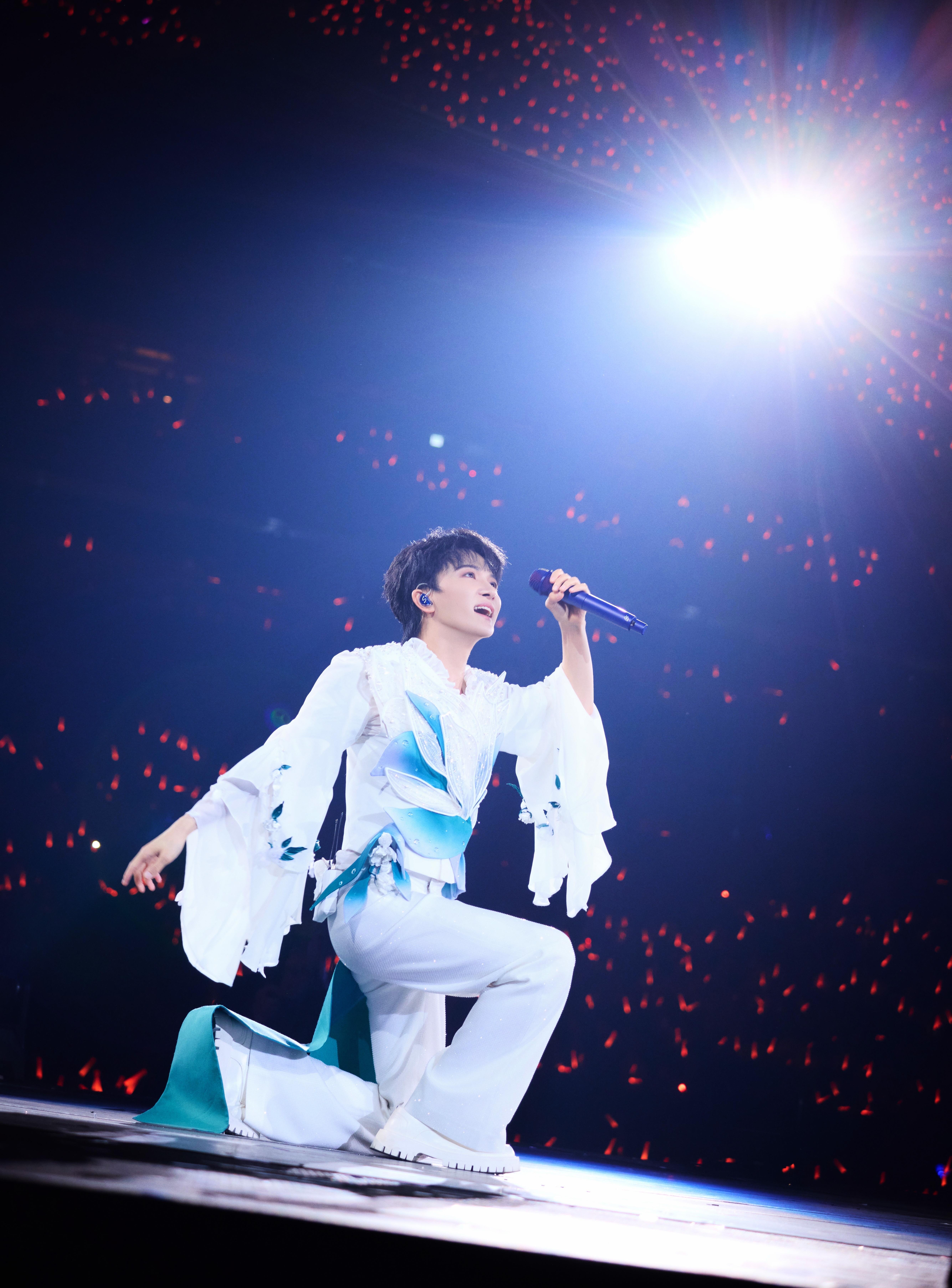 周深上午发歌晚上上桌周深新歌十二小时就上桌上午音源上线，晚上盛典开唱，十二小时光