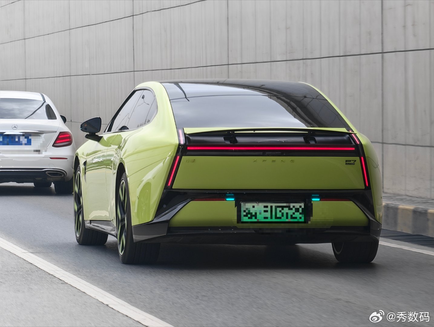 鸟嫂给我说，小鹏P7也很漂亮，那个尾翼很帅，她想拥有。我说你很有眼光，我也想拥有