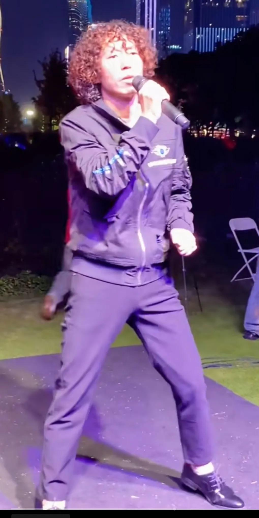 这家伙，不知道是谁给他捧红的，唱的啥呀，让人听得忍无可忍。