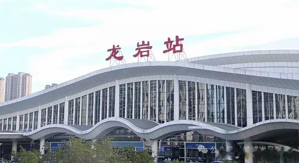 龙岩火车站三代变迁，一部闽西走出大山的记忆史
 
一座车站，三代模样，装满一代代