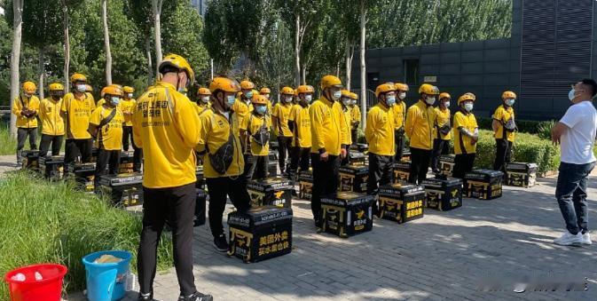 美团给骑手开工资，到底是450万骑手养活了平台，还是平台养活了骑手？王兴刚发的那