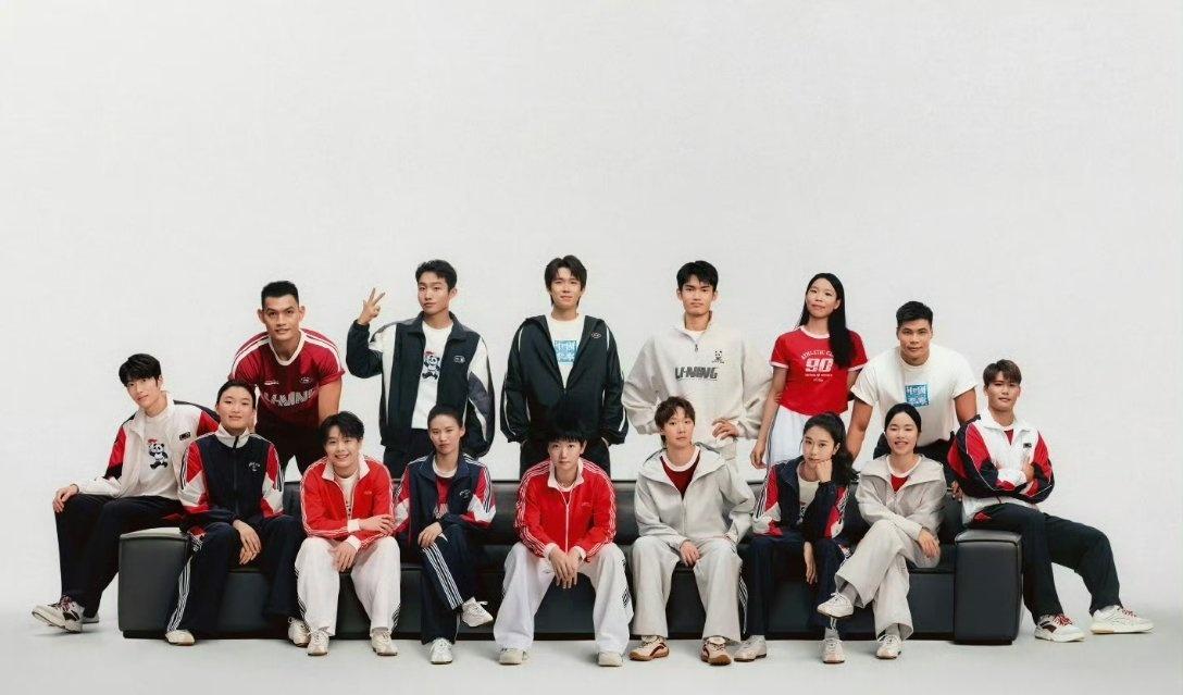 GQ八月刊这组国乒群像，把镜头对准了孙颖莎、王楚钦和王曼昱等15位主力。因为站位