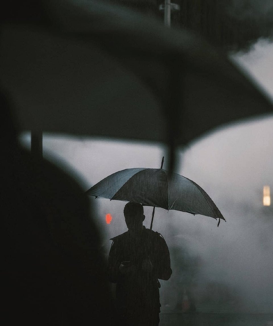 人性的本质就是，你越是做事果断，我行我素，不服就干，就越有人欣赏你。你越是老实善