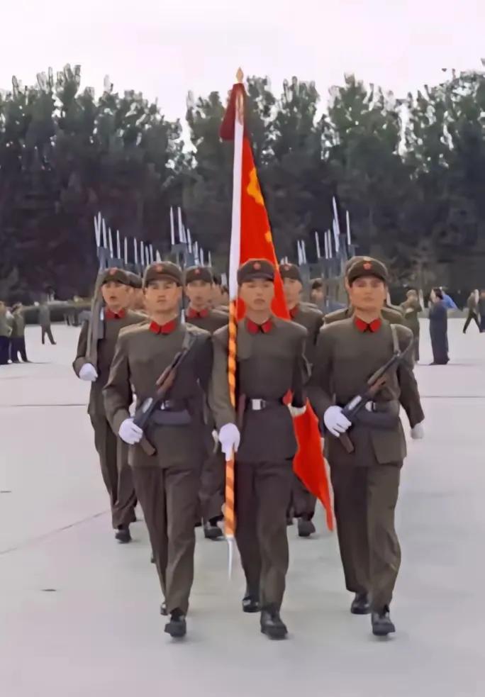 怪不得65式军服被称为一代经典，看到这张照片，大家会有怎样的感想呢？
一队身穿6