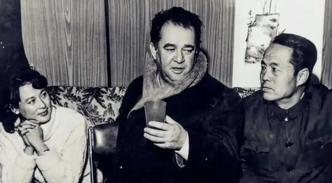 向梅当年演完《保密局的枪声》就收到法国导演的邀请，和厂里几个同事一起坐在上海宾馆