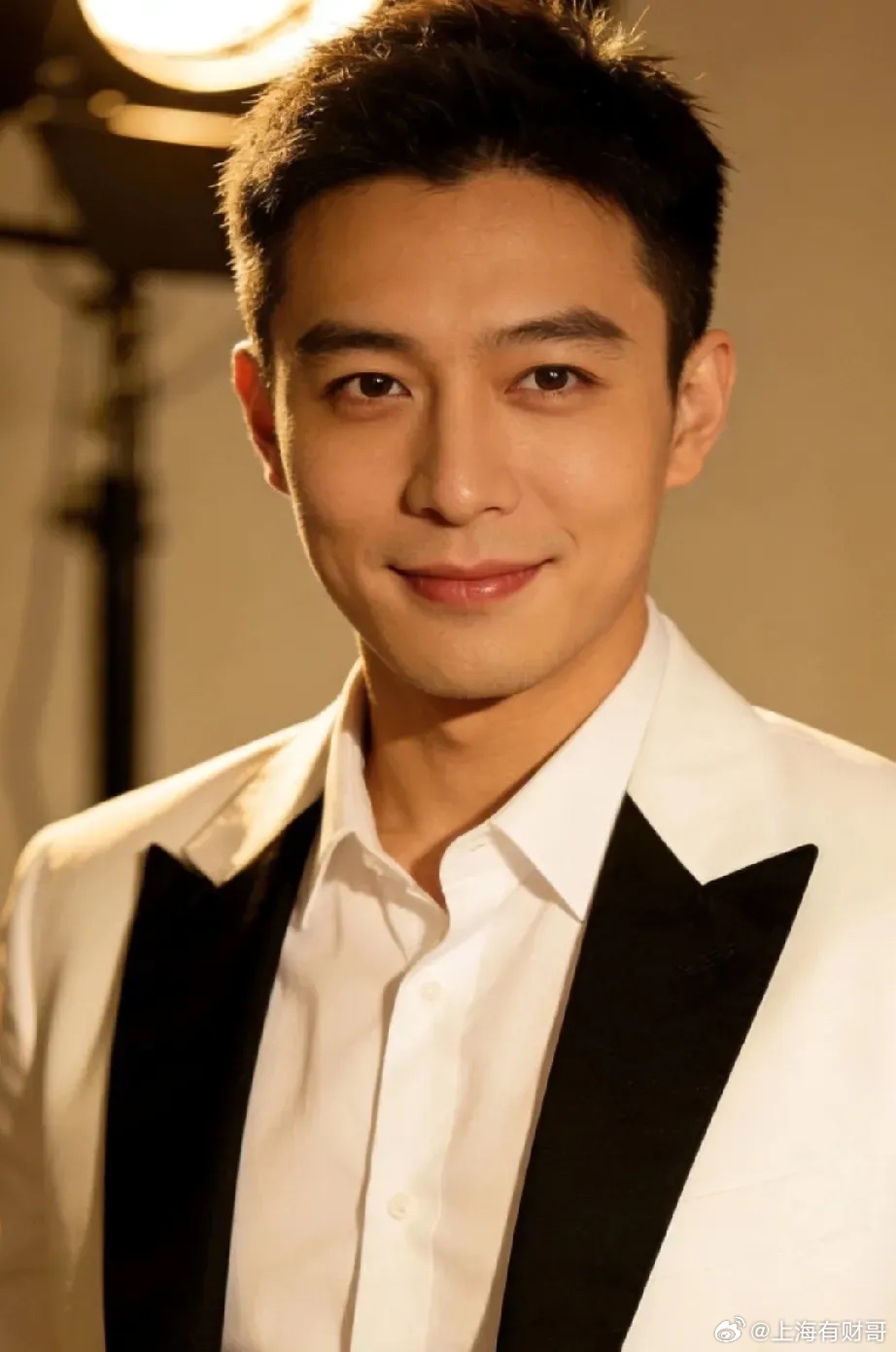 男人最脏的10种行为，你占了几个？1. 抠完鼻子随手抹衣角、桌底、沙发缝，从不拿