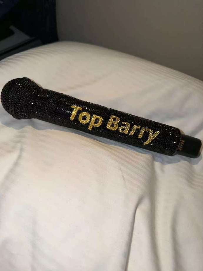 topbarry感谢严浩翔送定制麦克风topbarry晒严浩翔送定制麦克风！To