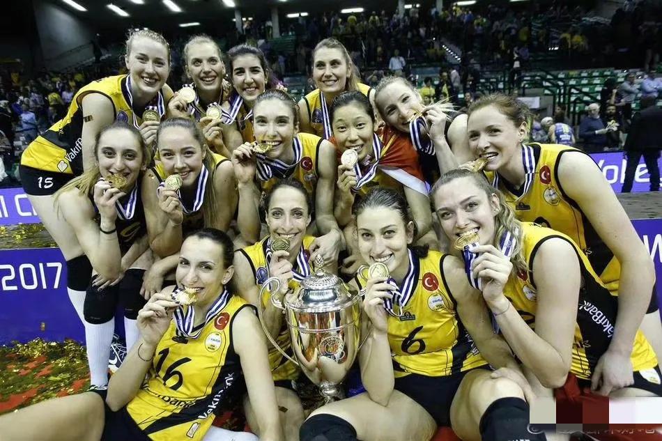 2025年5月5日凌晨，朱婷随科内利亚诺女排登顶欧冠🏆，这也是朱婷第三次在欧冠