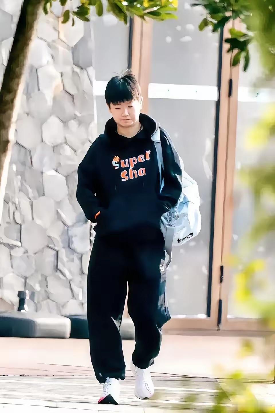 孙颖莎对乒乓球的热爱深入骨髓，她的职业生涯充满了坚韧不拔的精神和谦虚的态度。她的