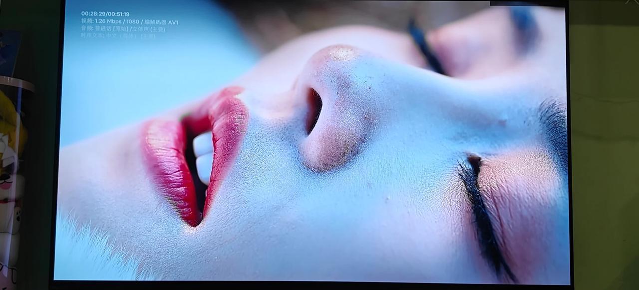有些美女演员扛不住高清电视，即使涂得粉再多，也难掩细小的褶皱，但是这位女美女演员