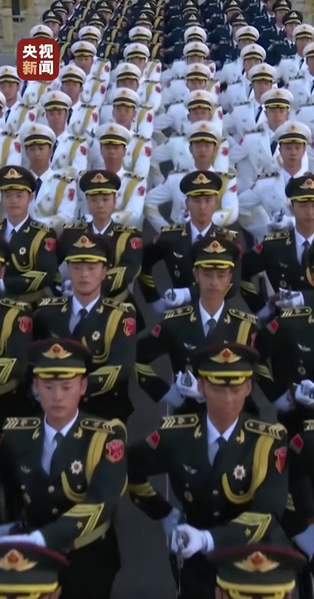 76载荣光！天安门升旗仪式里藏着每个中国人的家国情怀
 
10月1日清晨，天安门