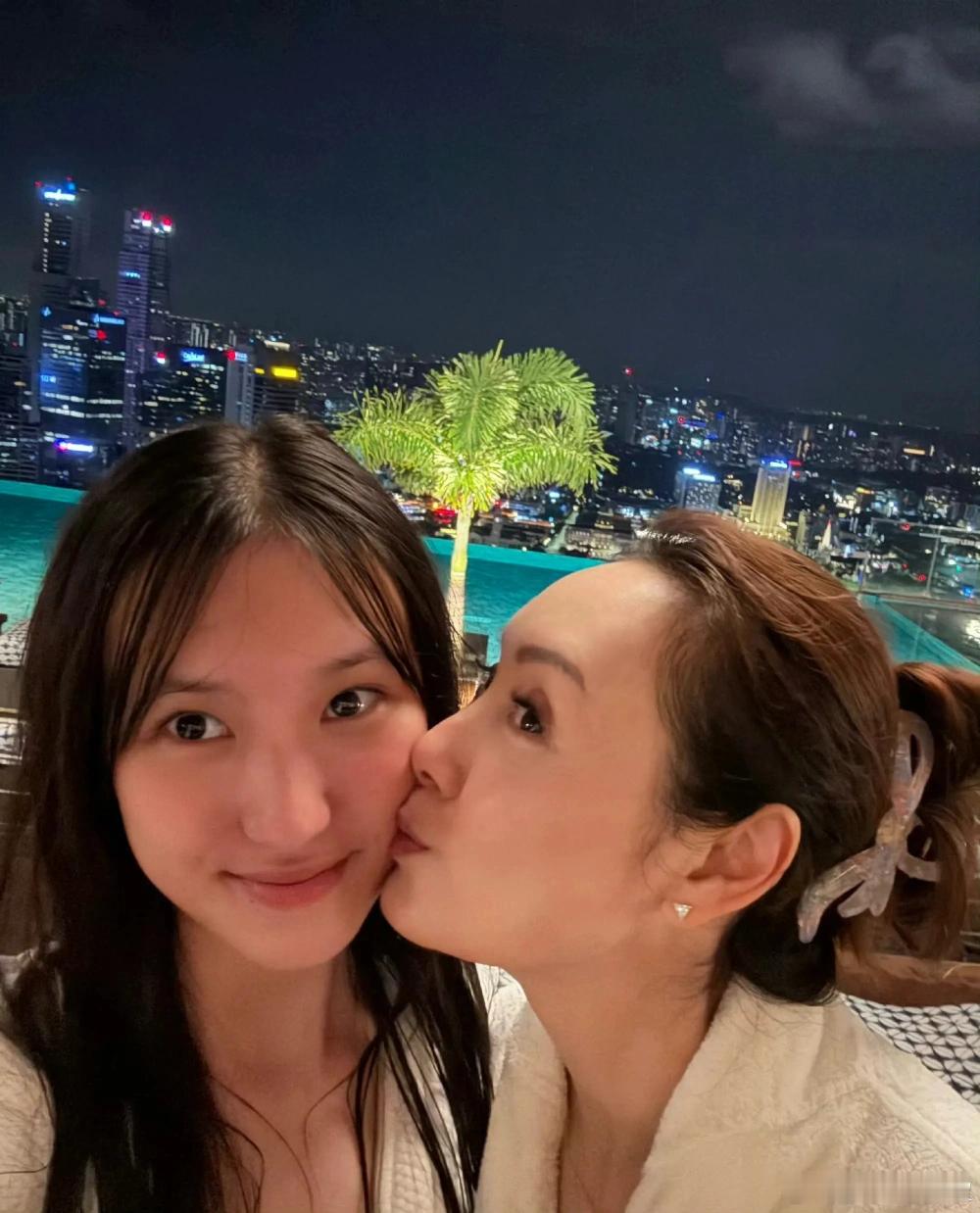【 郭可盈55岁生日照 】 郭可盈女儿晒照为母亲庆生  11月27日，演员郭可盈