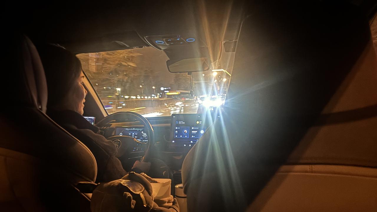 打了辆比亚迪宋Pro插混，是个女司机，她说这车去年买的连保险加起来花了13万多。