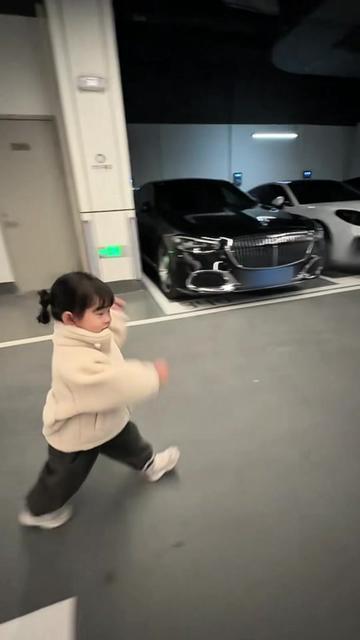 谁能想到？2岁娃逛地库像选玩具，百万豪车全被他起了土味小名！

踮着脚摸保时