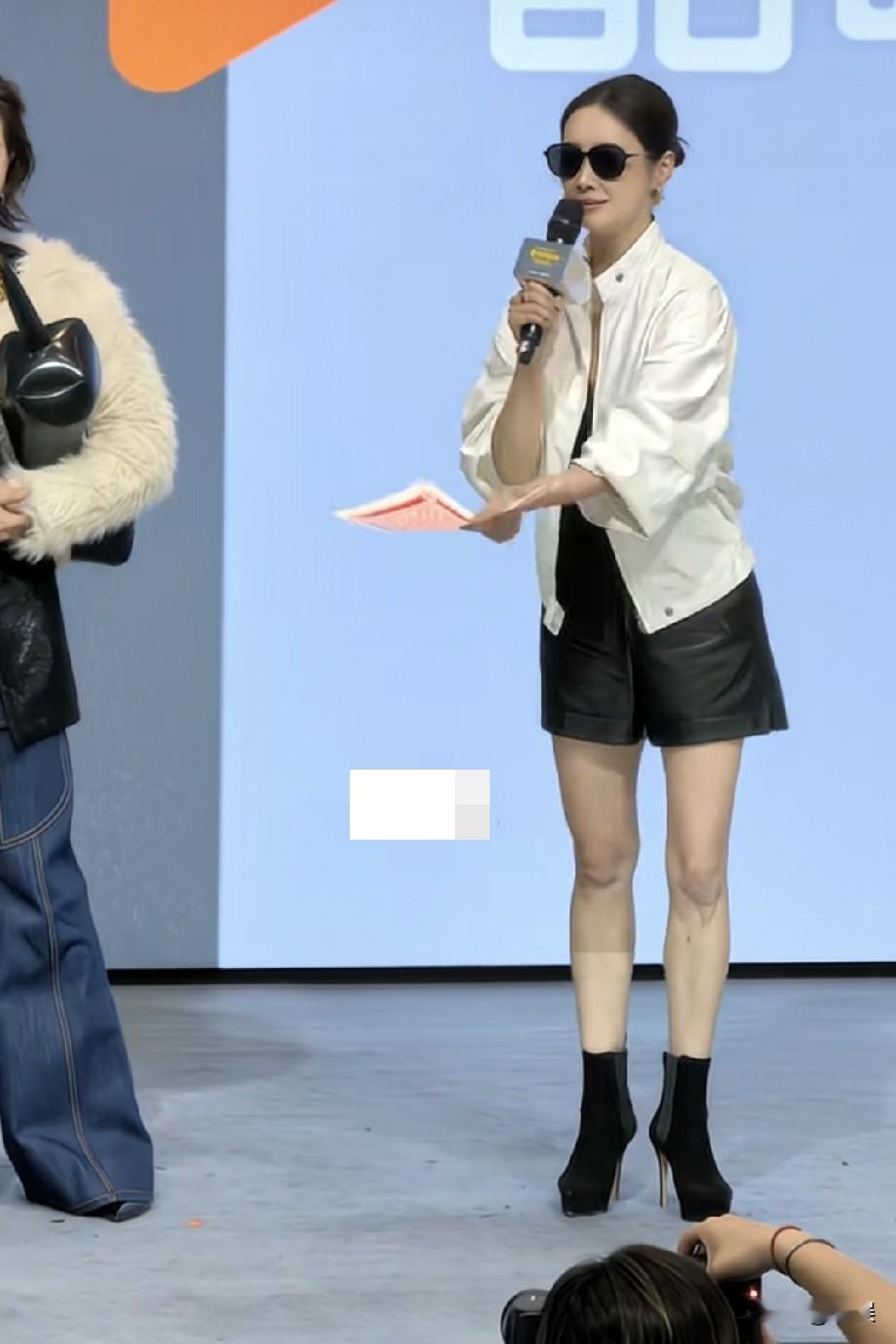 李纯白色外套