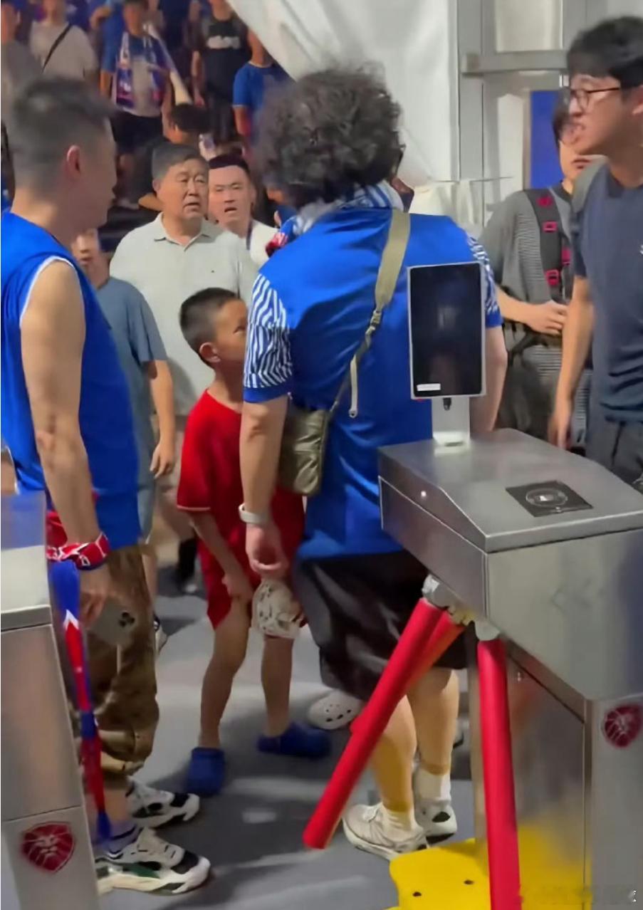 穿国家队7号球衣看球，被围攻的不只是那个孩子昨天京沪大战，一个穿着武磊7号球衣的