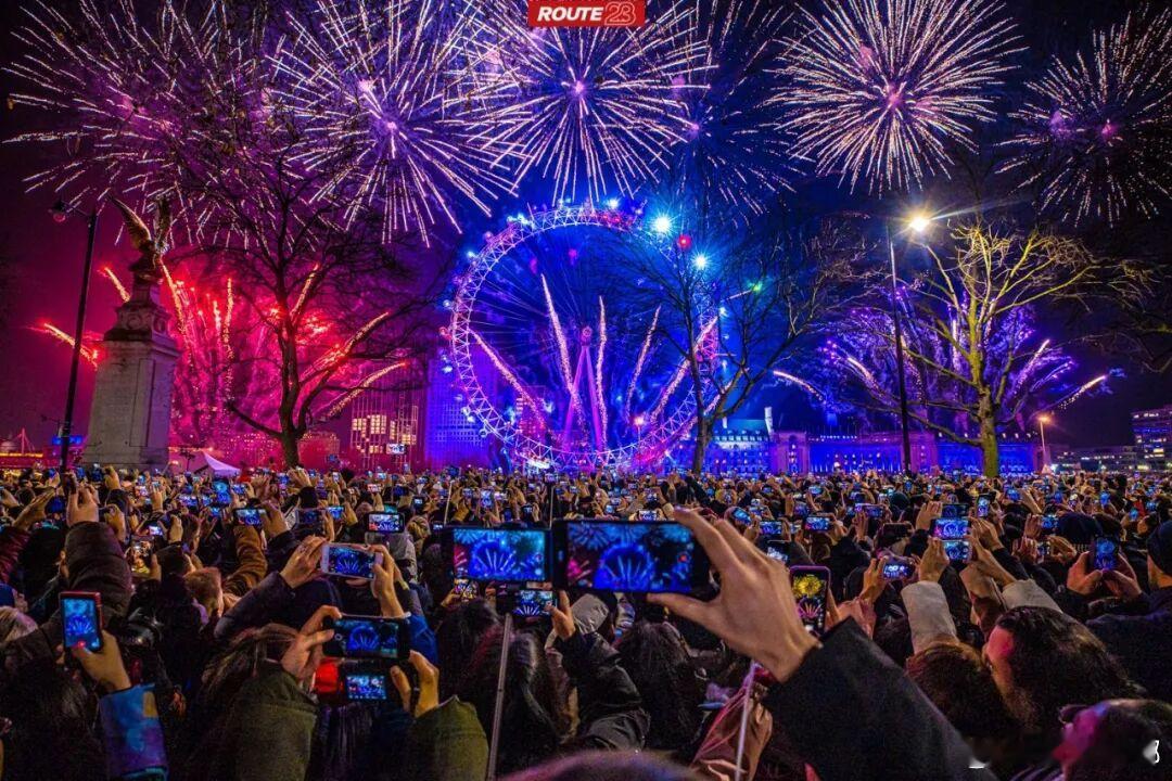 8年前排了四个小时队，看了伦敦的烟火表演，拍下了图1-图5的照片。今年就不凑热闹