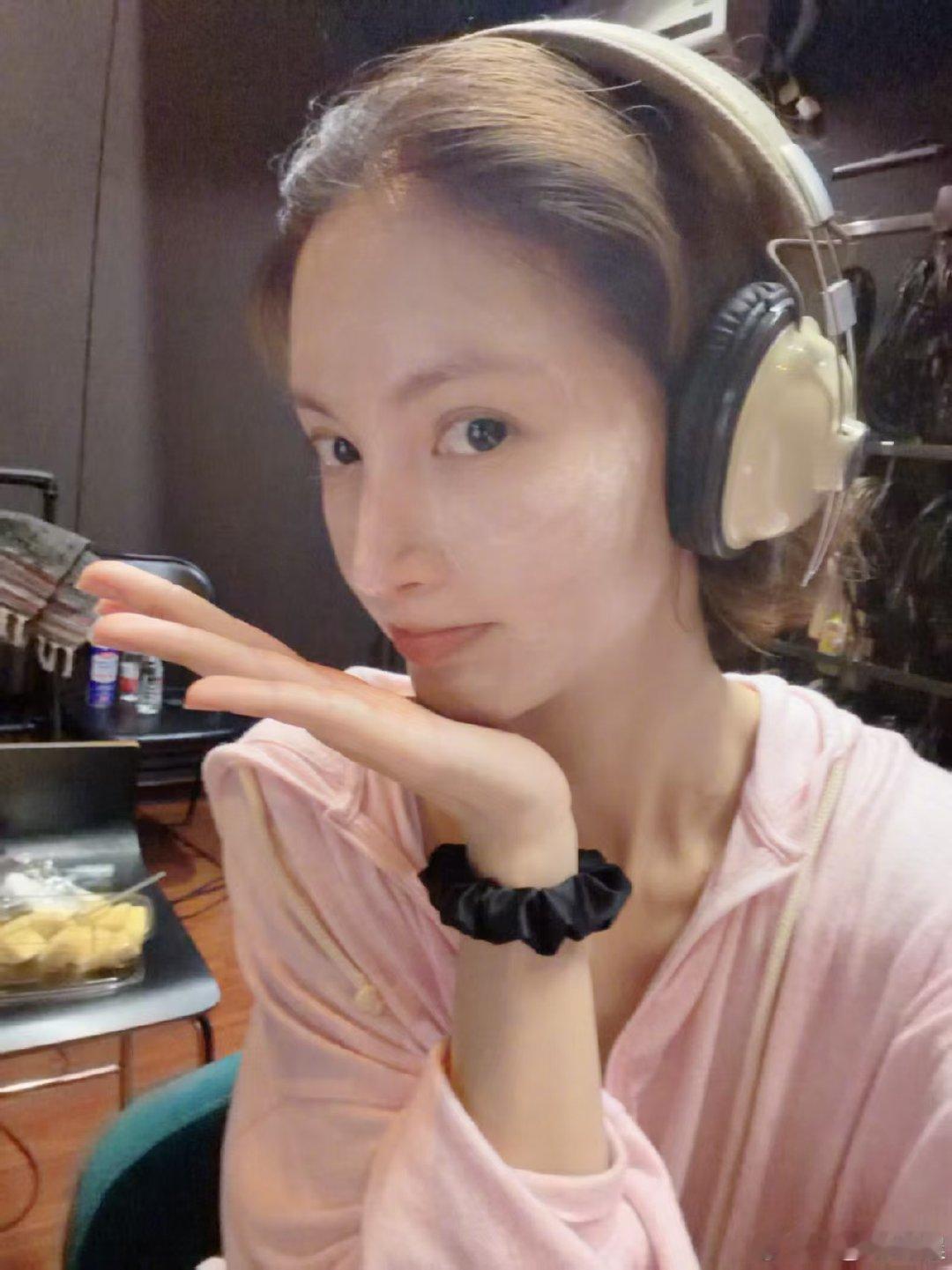 金晨配音自拍金晨眼泪把面膜冲没了 金晨晒配音自拍，还敷着面膜哈哈哈。金晨晒配音自