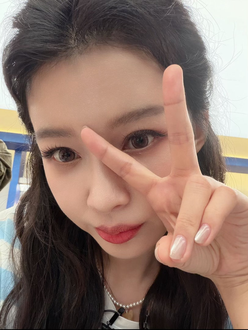 孙怡的发量 刷到孙怡的下班视频，忍不住截图放大看她的头发。又密又亮，发根还很蓬松