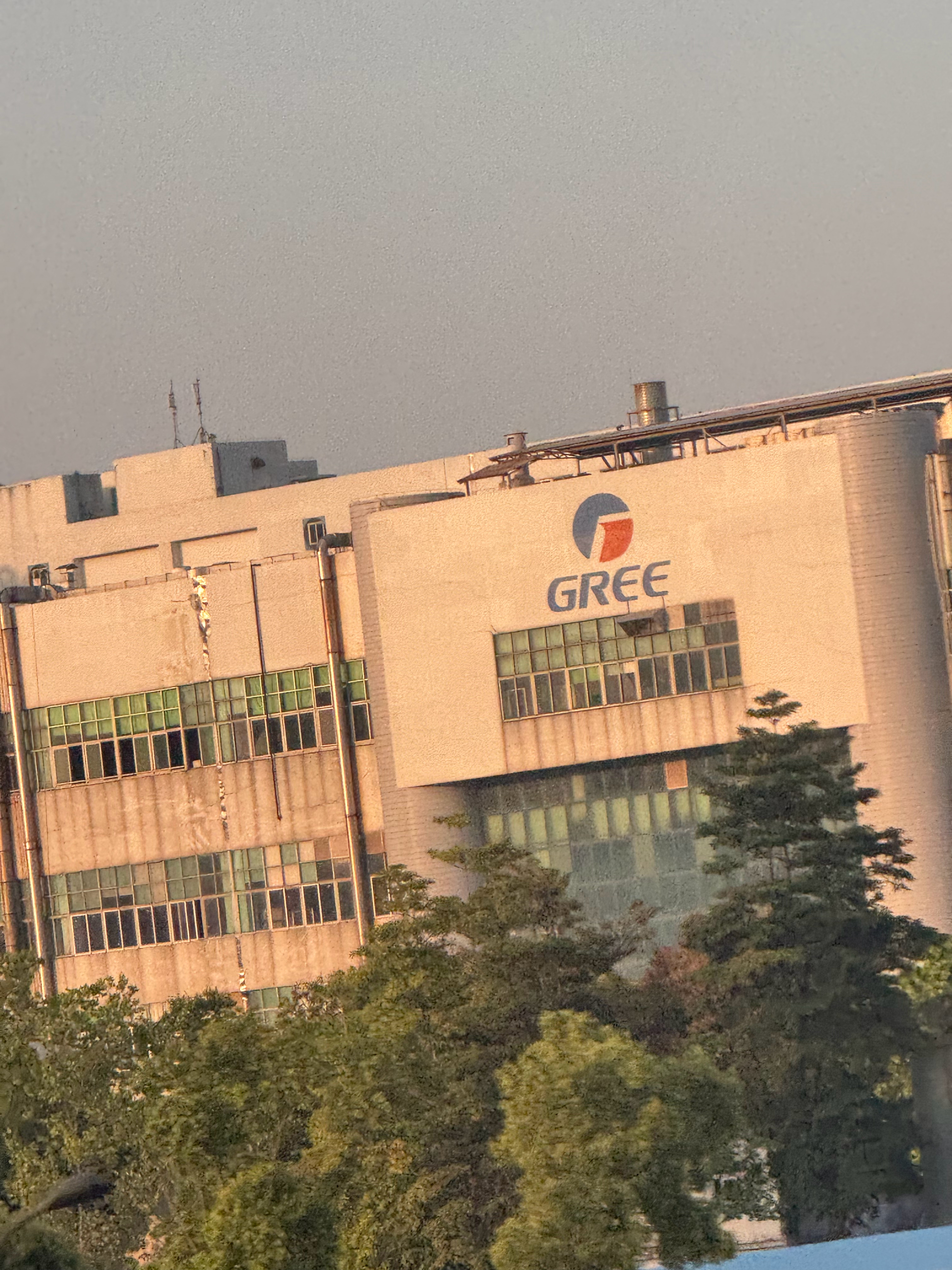 全国大范围迎断崖式降温型冷空气将影响广东 收到！现在去机场，赶快北上！顺道还路过