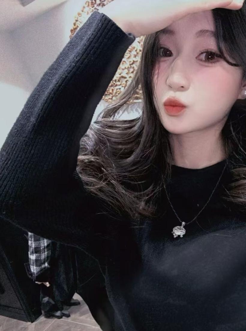 元气少女自拍，黑毛衣配珍珠耳环，可爱又时尚！😍📸