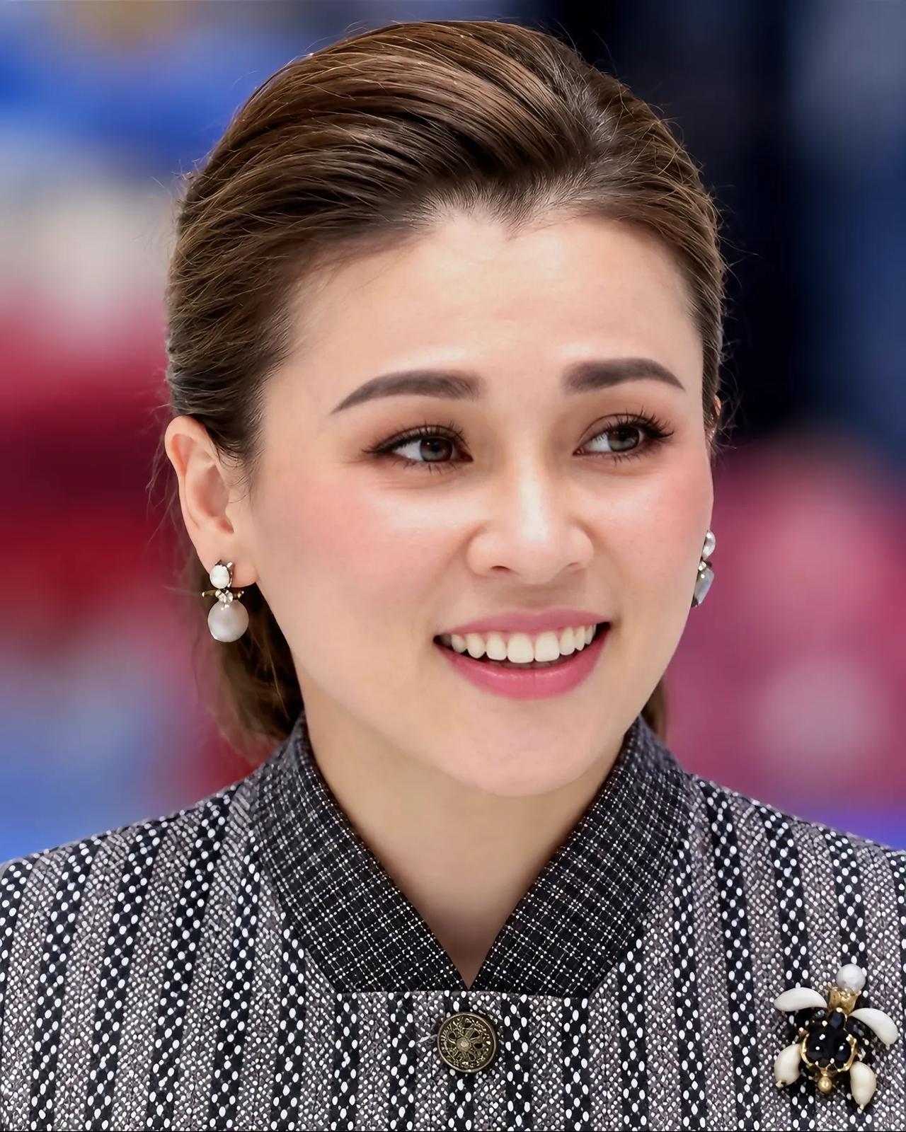 苏提达王后是中泰混血，五官大气明媚。苏提达，中泰混血，长得大气耐看，气质不输贵妇