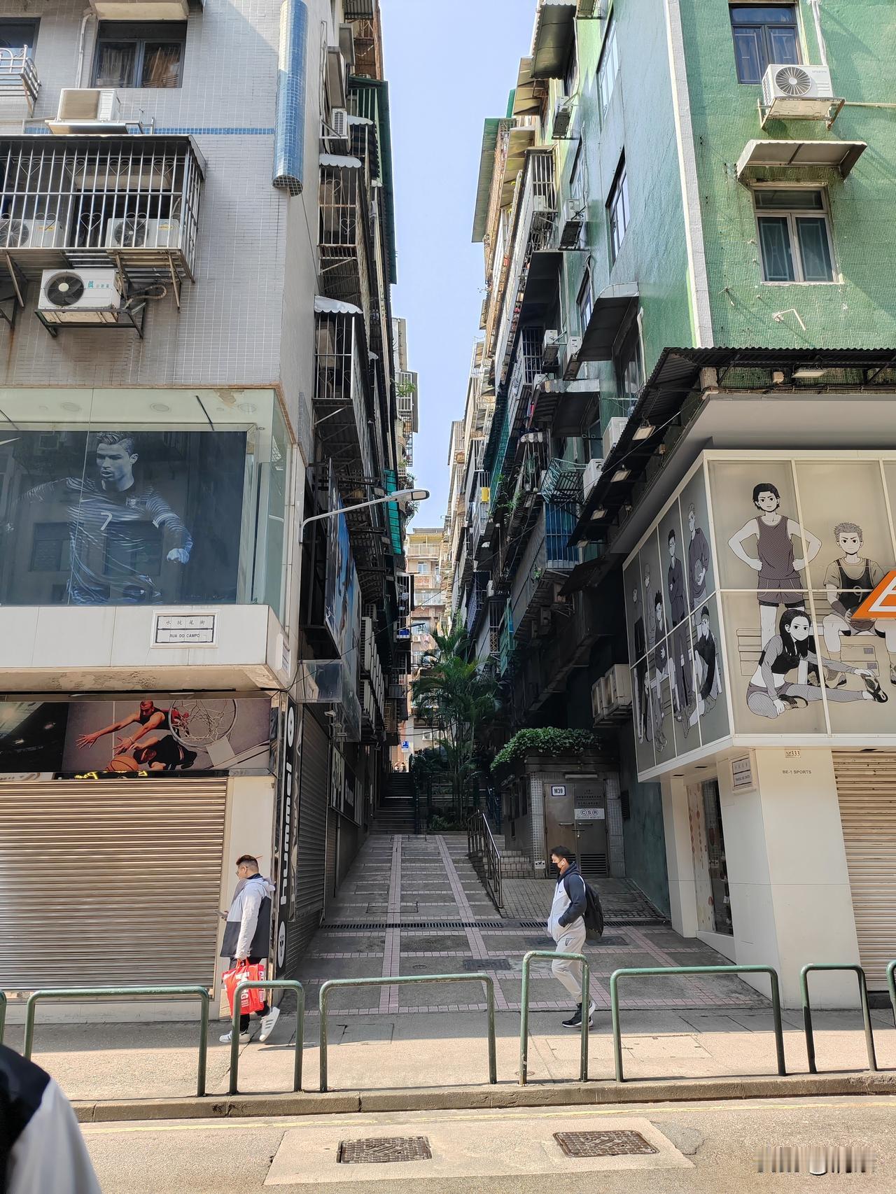 女子自费6万装爬楼机全楼免费坐反遭举报强拆：好人被惩罚，是这个社区最大的耻力
