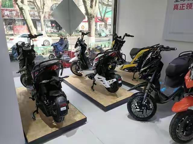 比亚迪开发布会，不宣传自己，反倒给一个摩托车品牌放了段视频。
这事本身就够怪了。