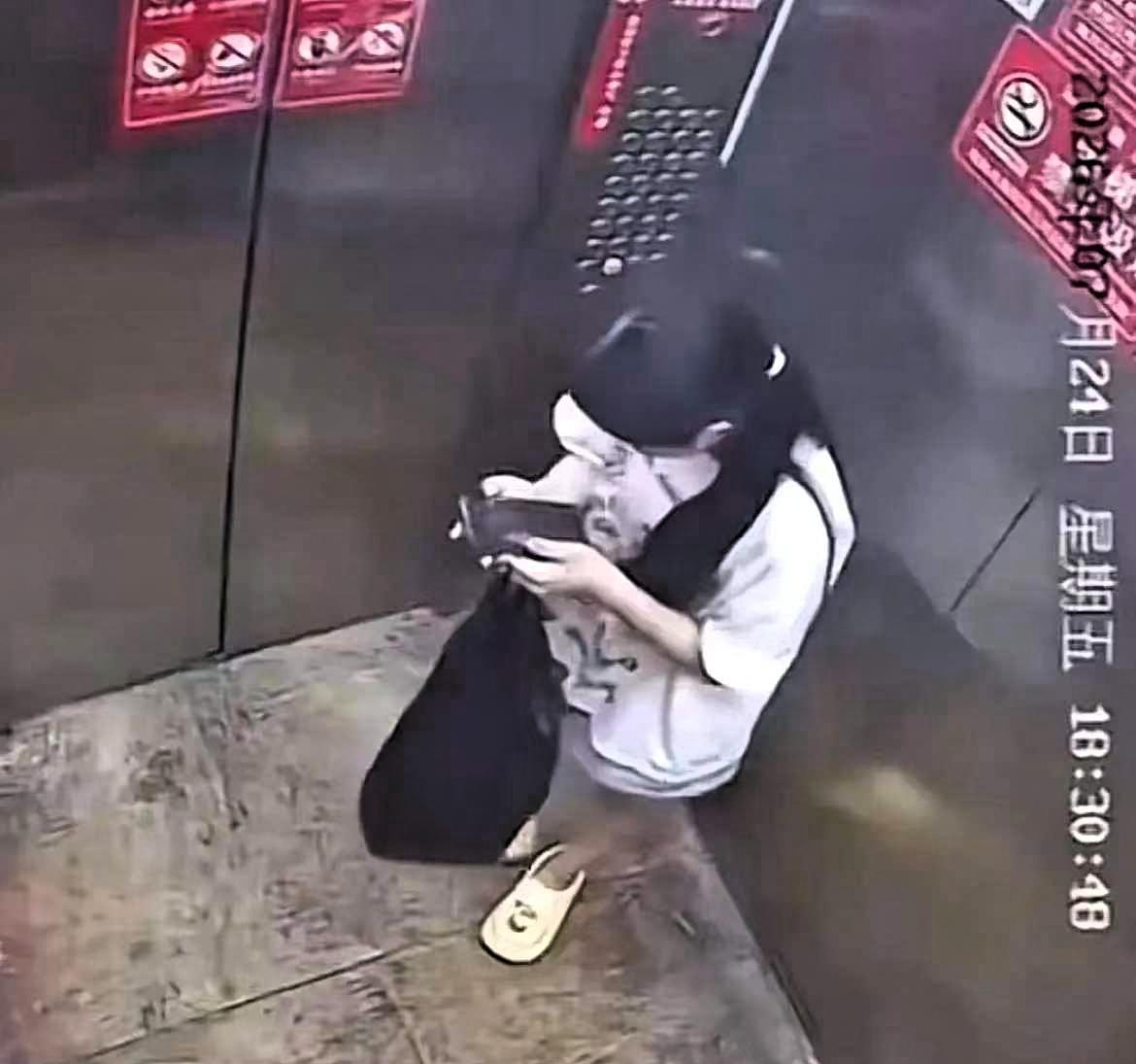 仙桃电梯冲突爆火！全网共鸣：谁规定的，被人打了只能硬扛？
 
电梯里孩子挡住电梯