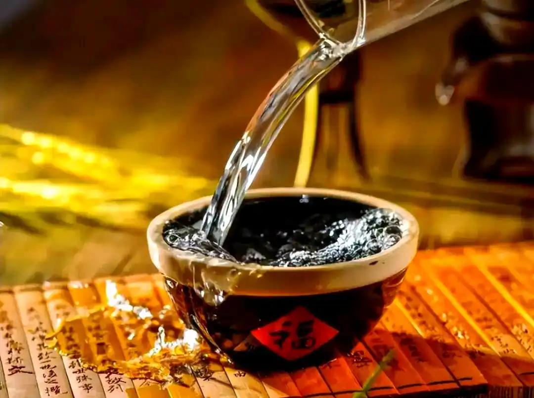 库存问题也很严重，21家上市酒企平均存货周转天数达900天。不过政策从限制转向扶