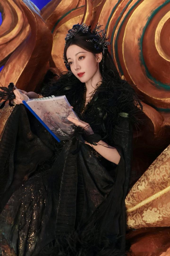 迪丽热巴迪丽热巴真正有含金量的大满贯一张张封面拼凑出热巴的满贯履历，五大二小全部