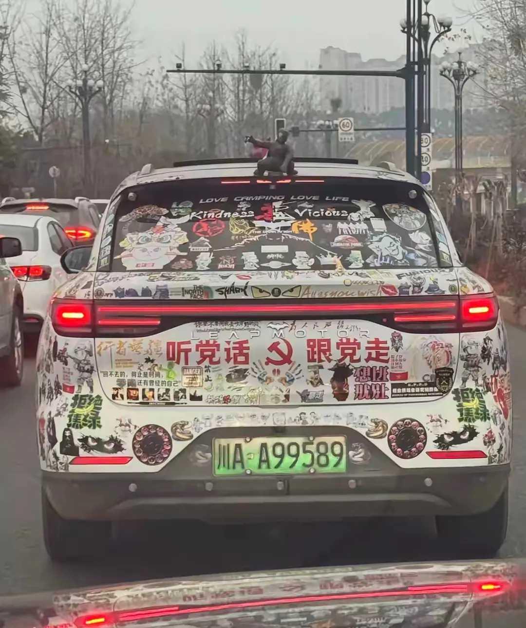 贴成这样不影响开车安全吗？