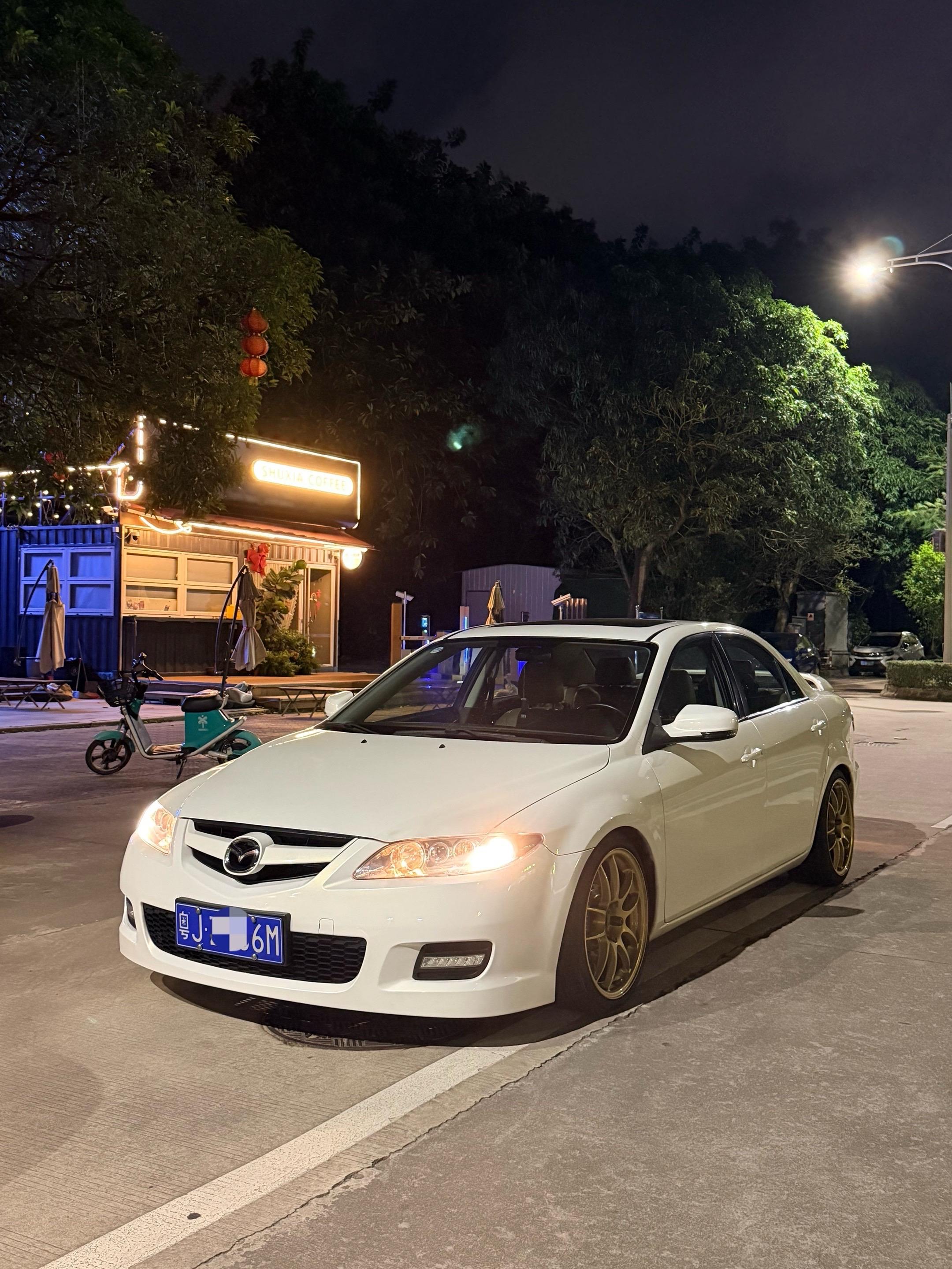 晚风吹过的街角，旧车和暖光，是生活里的松弛感。