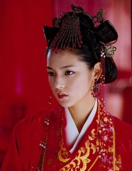 司马相如受到汉武帝重用后，嫌弃卓文君人老珠黄，想要纳年轻美妾，便在信中写道：“一