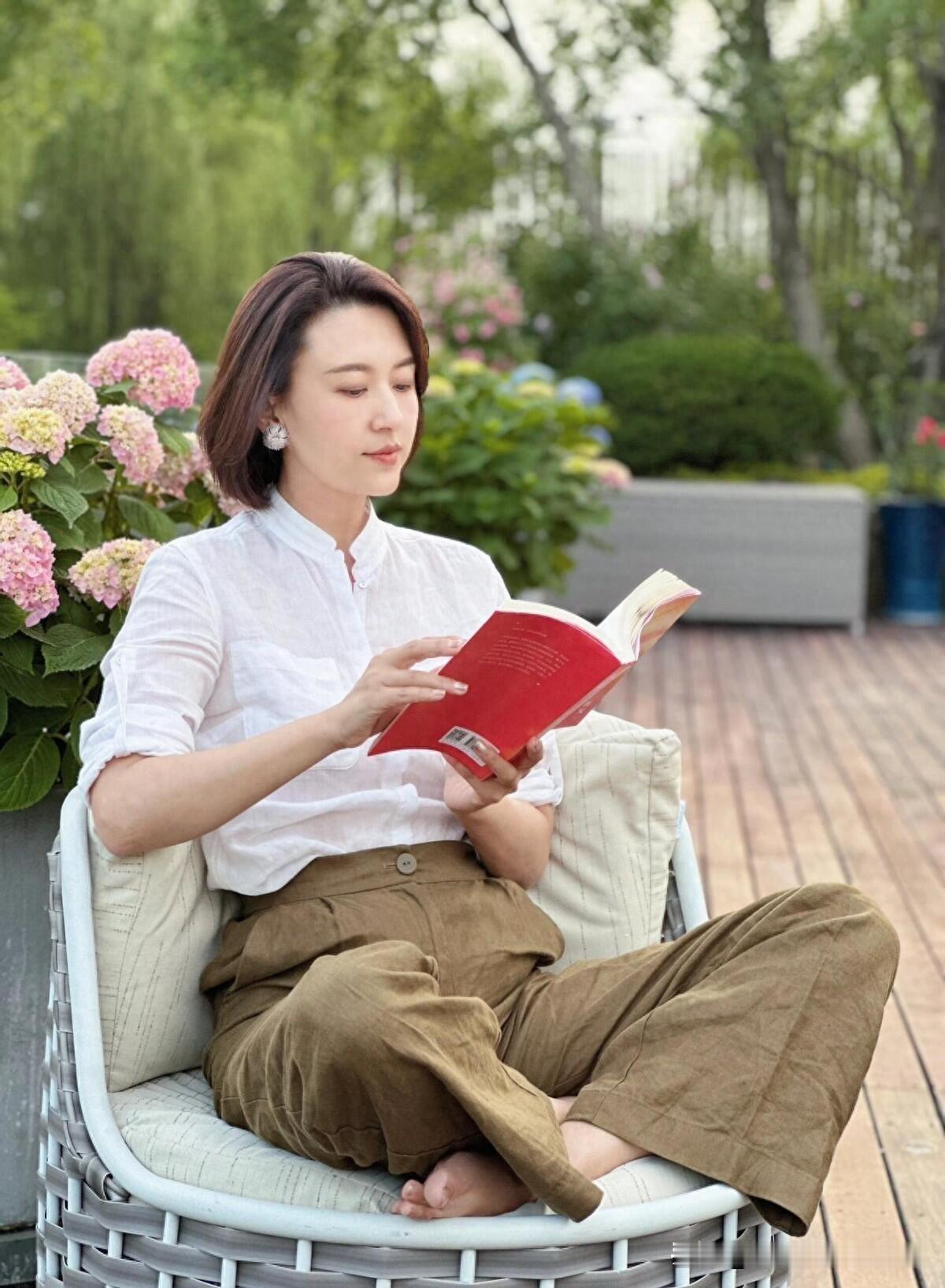47岁的张蕾真是太美了，她完美地诠释了中年女人不一定要穿的花里胡哨，露胳膊露大腿