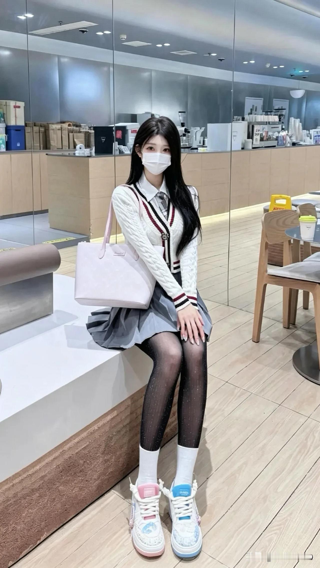 降温夜赴约：带上小胡，去吃顿热乎的🍲🧥

晚上朋友请客
特意带上了还在我家“