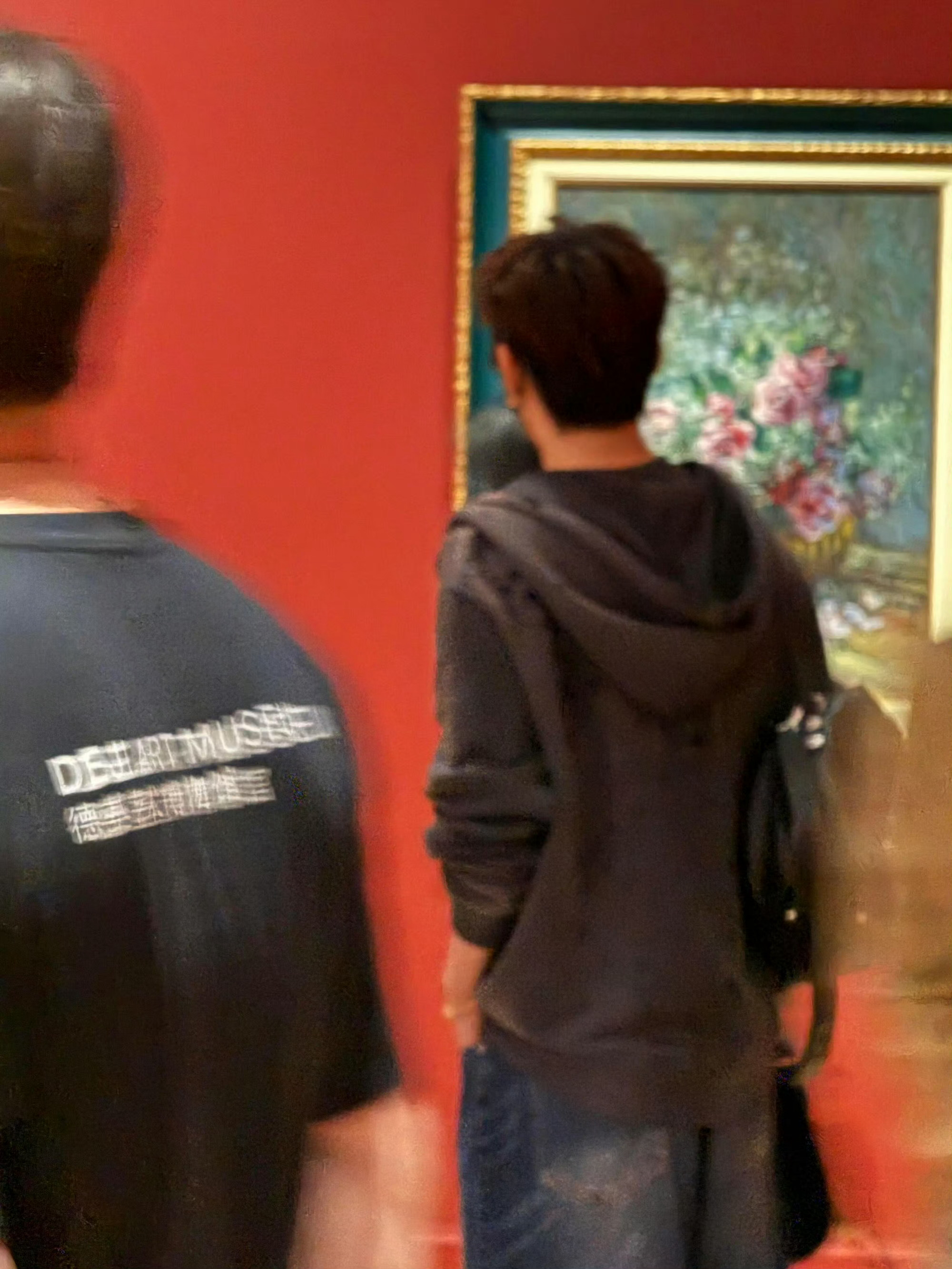 德基美术馆偶遇邓为网友在南京德基美术馆偶遇了邓为看展顺毛卫衣牛仔裤的男大感溢出屏