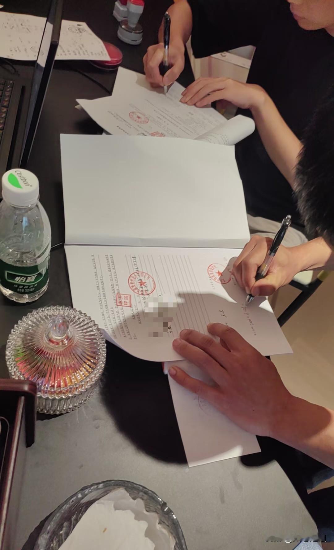 一位律师朋友说:
“不管什么合同递到你面前，哪怕只是一张手写的简易协议，少了这句