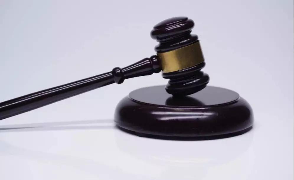 丧偶独居的杨某和女友李某发生关系后身体不适、意识不清。李某没第一时间打急救电话，