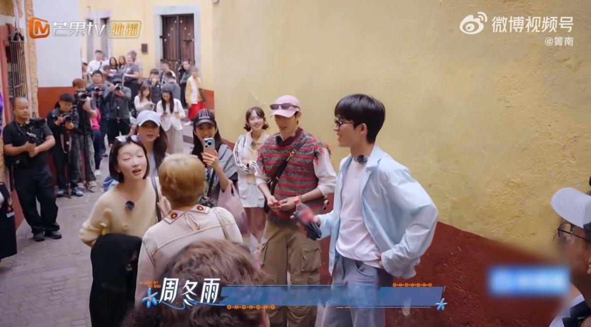 周冬雨在花少当上导演了周冬雨把花少玩成短剧现场花儿与少年别人旅行看风景，周冬雨旅